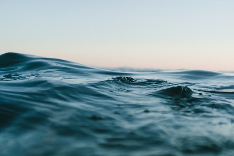 Ocean waves representing ocean-based carbon removal